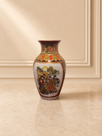 Chinesische Ziervase mit figürlichem und floralem Dekor
