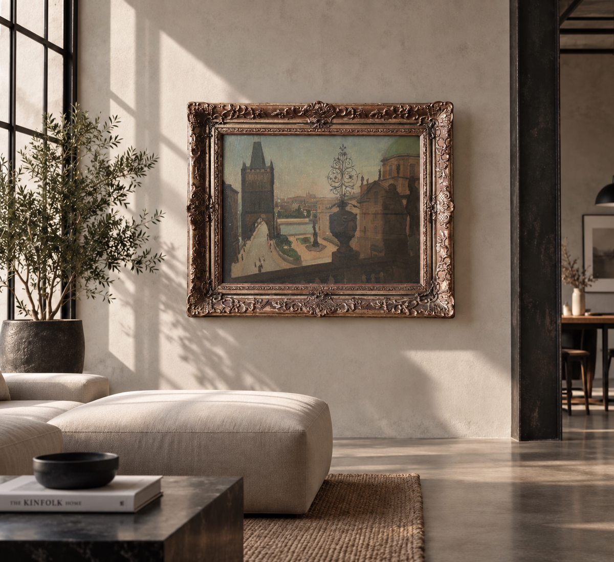 AI vizualizace: pražský obraz v ornamentálním rámu v moderním interiéru. Ilustrační prostředí, nikoli dokumentace stavu. AI interior visualization; not a condition photograph.