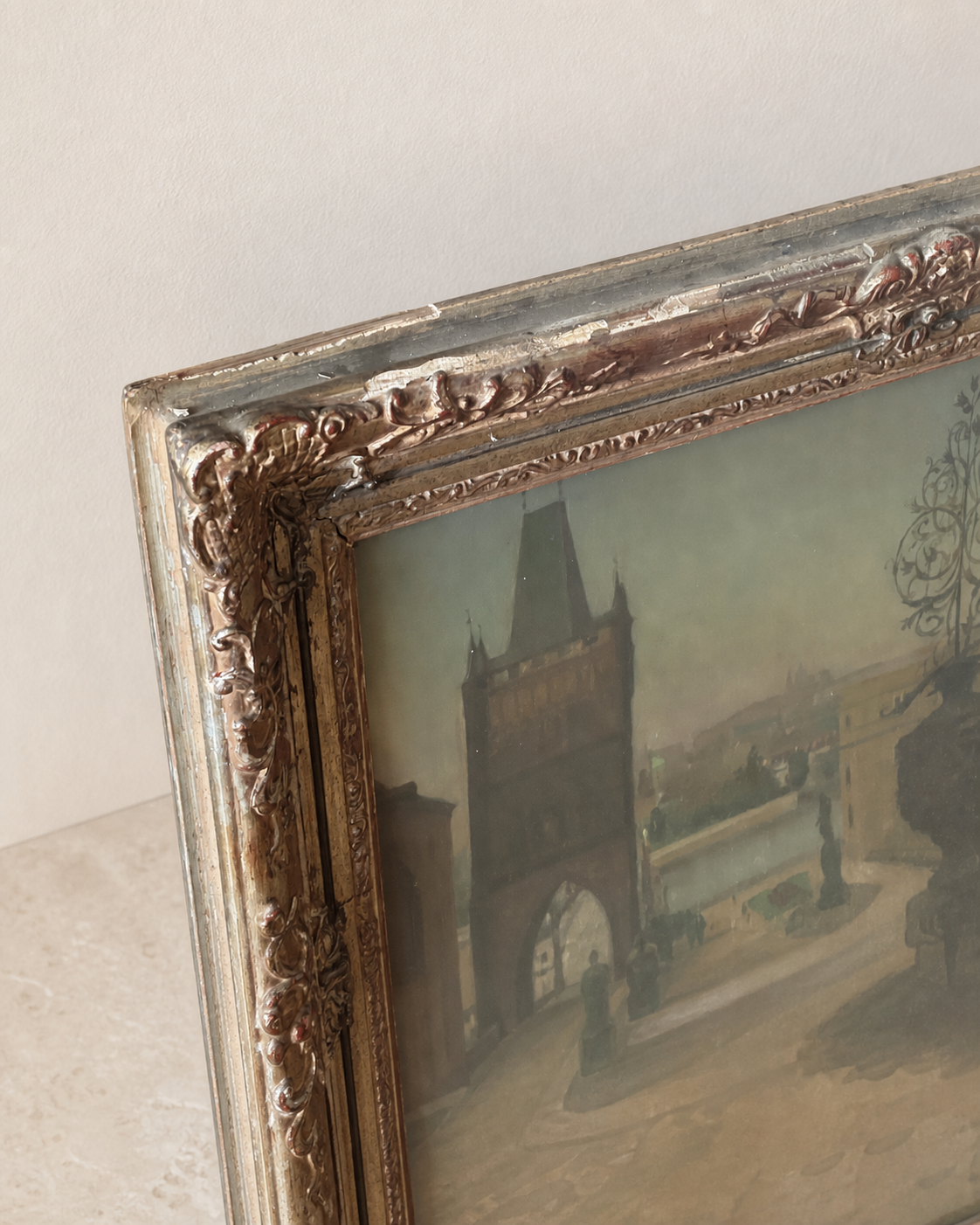 Detail Staroměstské mostecké věže a horního levého rohu ornamentálního rámu