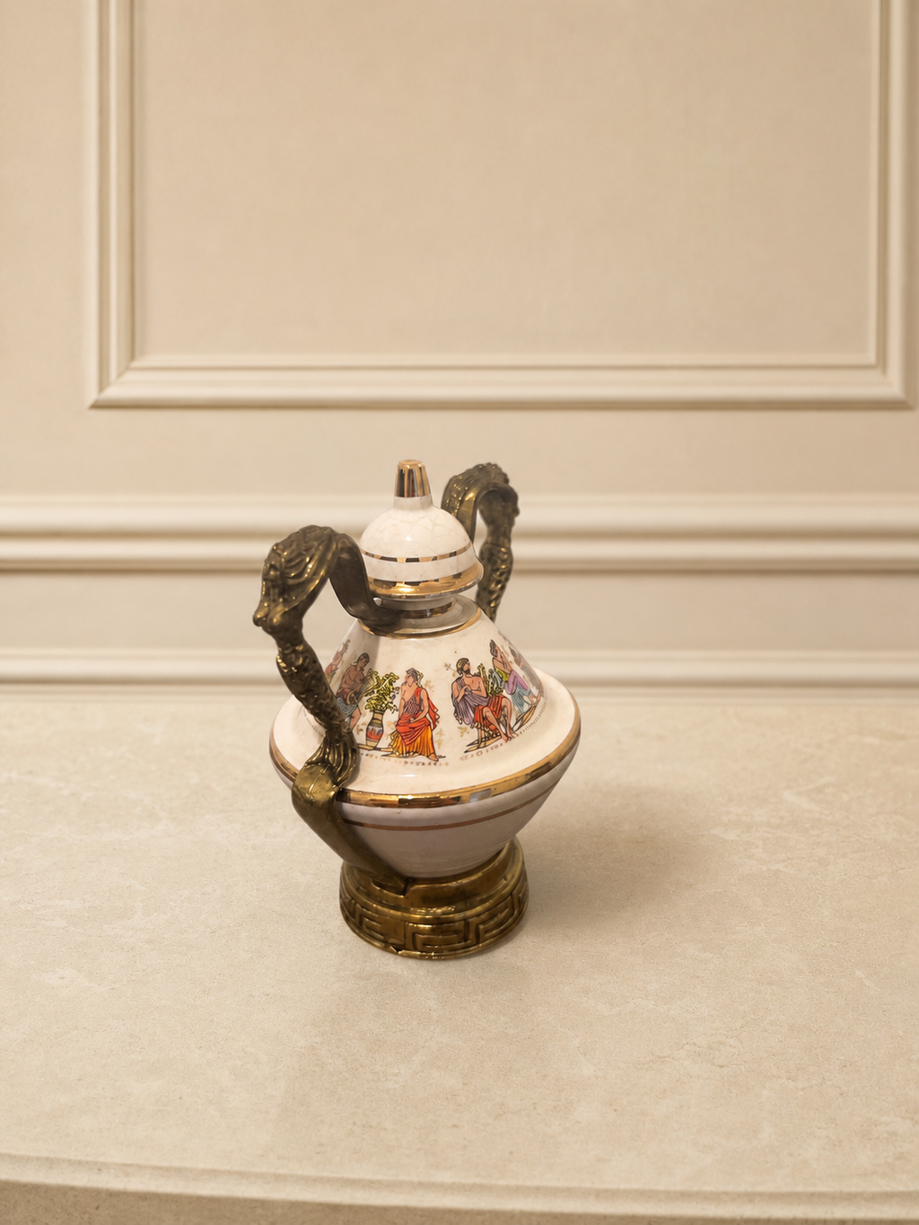 Porcelánová nádoba na parfém s figurálním dekorem