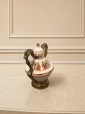 Porcelánová nádoba na parfém s figurálním dekorem